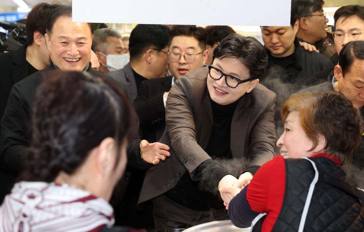 ▲한동훈 전 국민의힘 대표가 지난 7일 부산 북구 구포시장을 방문해 국밥을 먹으며 상인들과 인사하고 있다 (뉴시스)
