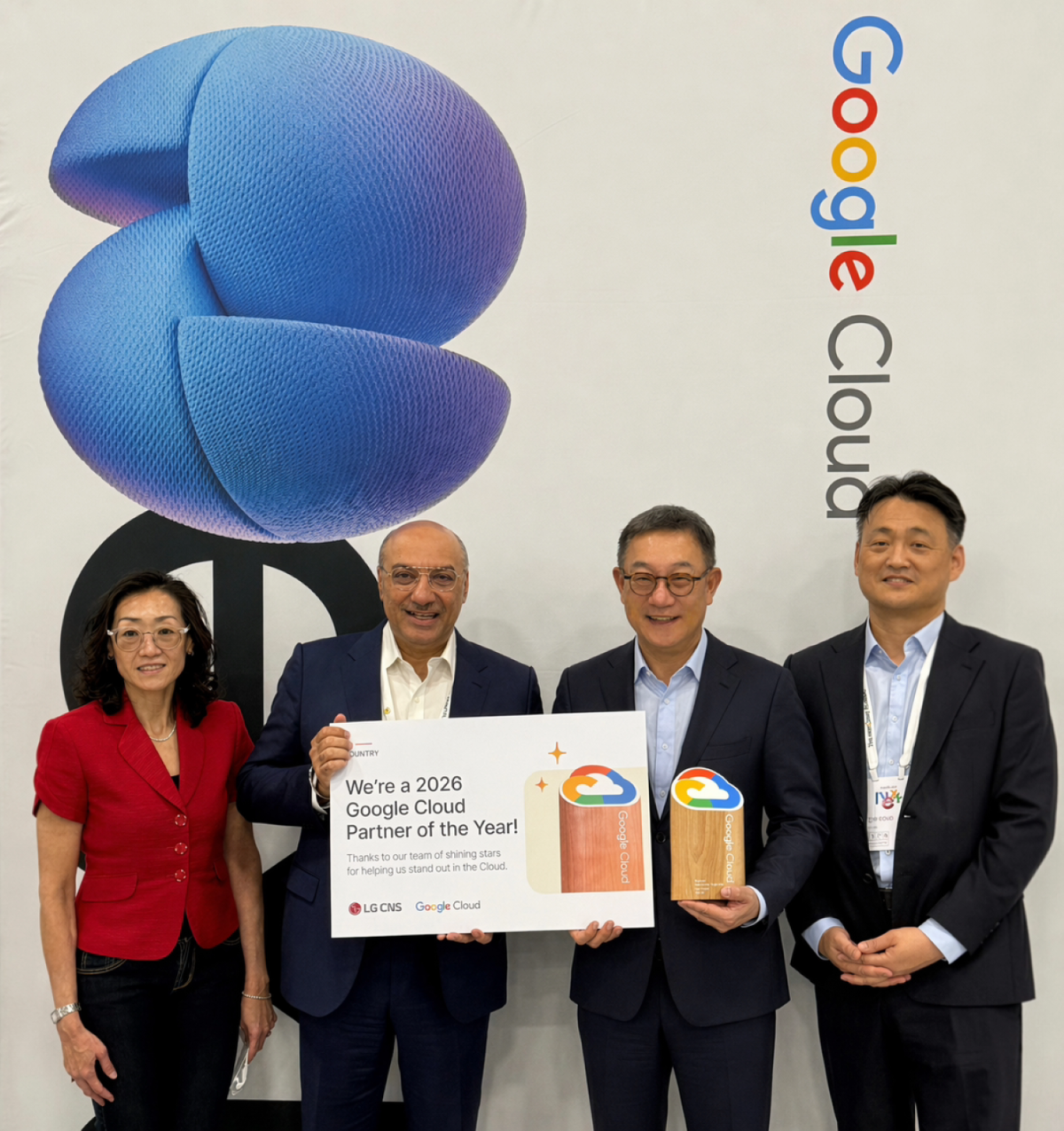 ▲LG CNS CEO 현신균 사장(왼쪽에서 세번째)과 AI클라우드사업부장 김태훈 부사장(왼쪽에서 네번째)이 '구글 클라우드 파트너 어워즈 2026' 현장에서 루스 선(Ruth Sun) 구글 클라우드 코리아 사장(왼쪽에서 첫번째), 카란 바즈와(Karan Bajwa) 구글 클라우드 아시아·태평양 지역 총괄과 기념 사진을 촬영하고 있는 모습. (사진제공=LG CNS)