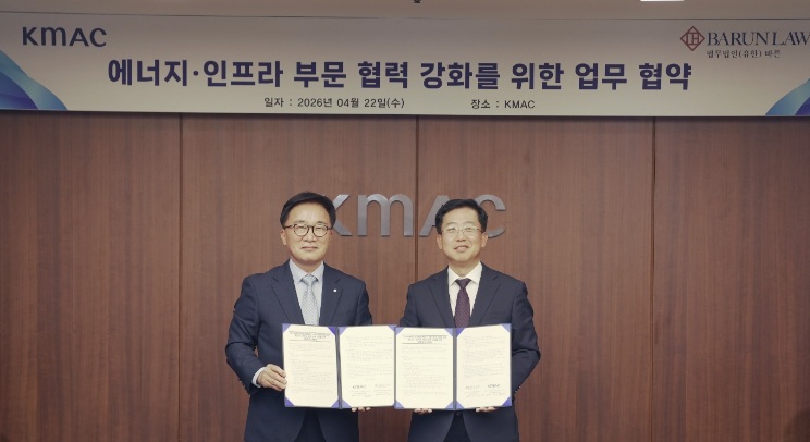 ▲ (왼쪽부터)한수희 한국능률협회컨설팅 대표와 이동훈 법무법인 바른 대표 변호사가기념 촬영을 하고 있다. (사진 제공=법무법인 바른)