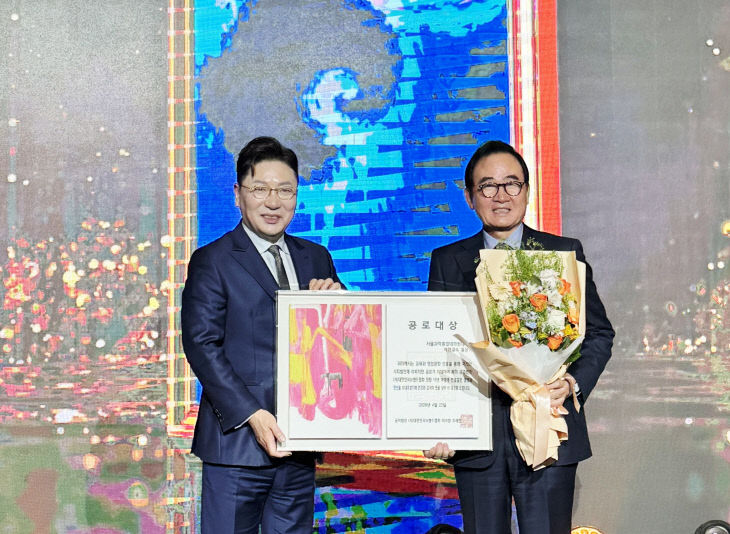 ▲윤은기 한국협업발전포럼 회장(백소회 회장)이 22일 서울 송파구 올림픽파크텔에서 열린 공익법인 (사)대한민국브랜드협회(이사장 조세현) 주최 ‘2026 대한민국 브랜드대상’ 시상식에서 상을 수상한 뒤 기념촬영을 하고 있다. (사진제공=(사)대한민국브랜드협회)