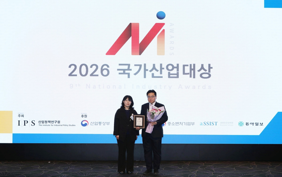 ▲동국제약의 ‘인사돌’이 ‘2026 국가산업대상’ 수상식에서 잇몸약 부문 대상을 수상했다. (사진제공=동국제약)