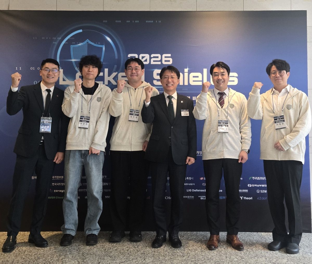 ▲락드실즈 한국전력 참가팀 사진(가운데 안중은 한전 경영관리부사장) (사진제공=한국전력)
