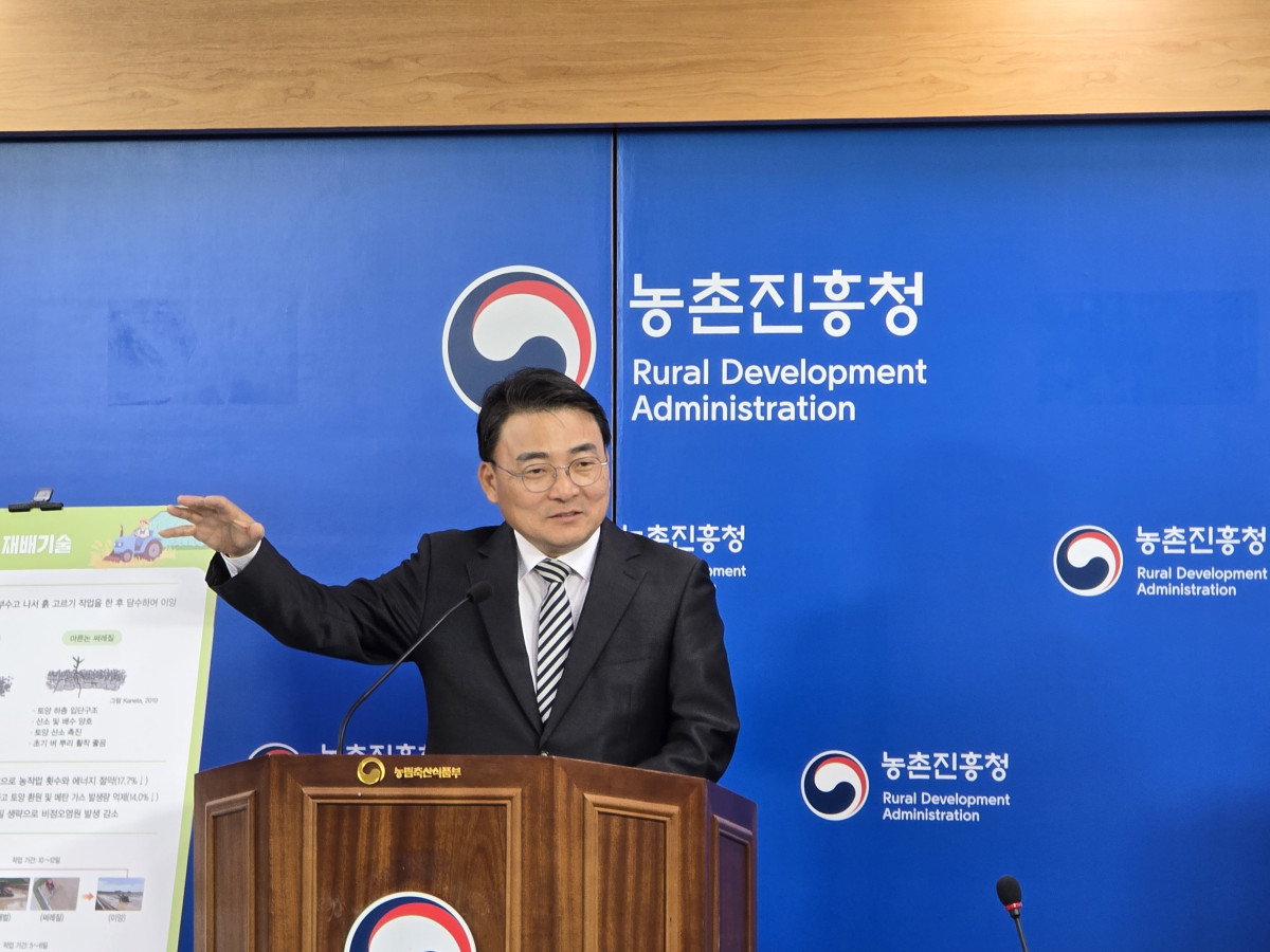 ▲김병석 농촌진흥청 국립식량과학원장이 23일 정부세종청사 농림축산식품부 기자실에서 논 관리 방식에 스마트 정밀 농업을 접목한 ‘저탄소 벼 재배 기술’에 대해 브리핑하고 있다. (사진제공=농촌진흥청)