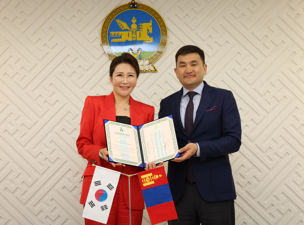 ▲수헤 수흐볼드(오른쪽) 주한 몽골대사와 안주은 연출가가 17일 서울 용산구 주한 몽골대사관에서 열린 몽골문화 홍보대사 위촉식에서 기념촬영을 하고 있다. (고이란 기자 photoeran@)