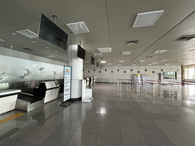 ▲양양국제공항 국제선 출국장 카운터. 조명과 전광판이 꺼진 채 운영이 중단된 모습이다. (천상우 1000tkddn@)