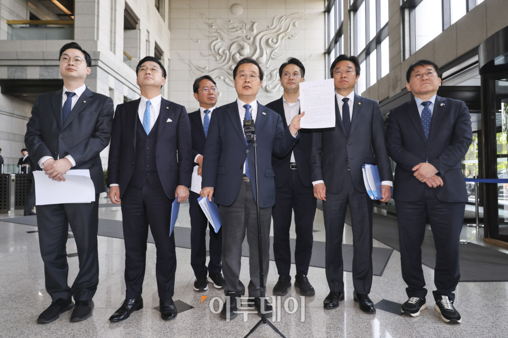 ▲국회 '윤석열 정권 정치검찰 조작기소 의혹 사건 진상규명 국정조사특별위원회(국조특위)' 여당 측 의원들이 23일 서울 영등포구 금융감독원에 '쌍방울 주가 조작 무마 의혹'과 관련해 현장조사를 마친 후 취재진에게 브리핑을 하고 있다. 국회사진기자단