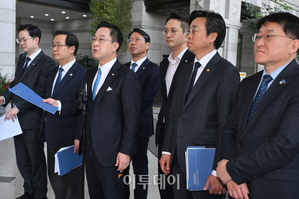 ▲박성준 더불어민주당 간사 등이 23일 서울 여의도 금융감독원에서 열린 윤석열 정권 정치검찰 조작기소 의혹 사건 진상규명 국정조사특별위원회 ‘쌍방울그룹 주가 조작 무마 의혹 관련 현장조사’를 진행한 후 취재진에게 브리핑을 하고 있다. 국회사진기자단