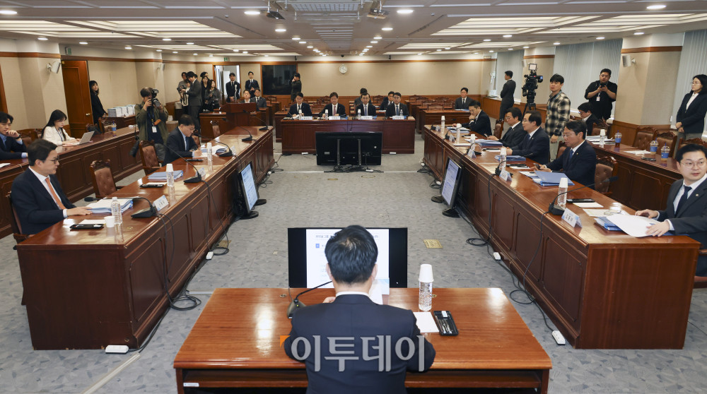 ▲국회 '윤석열 정권 정치검찰 조작기소 의혹 사건 진상규명 국정조사특별위원회(국조특위)'가 23일 서울 영등포구 금융감독원에 '쌍방울 주가 조작 무마 의혹'과 관련해 현장조사를 실시하고 있다. 국회사진기자단
