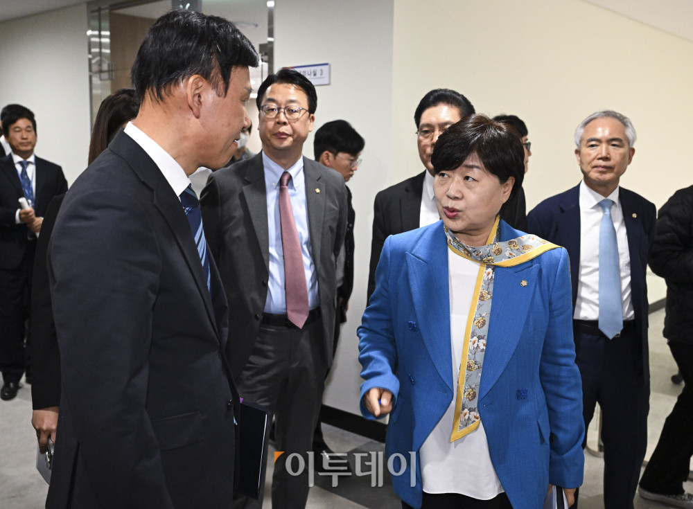 ▲서영교 위원장 등 위원들이 23일 서울 종로구 감사원에서 열린 윤석열 정권 정치검찰 조작기소 의혹 사건 진상규명 국정조사특별위원회 현장조사를 위해 열람실로 이동하고 있다. 국회사진기자단