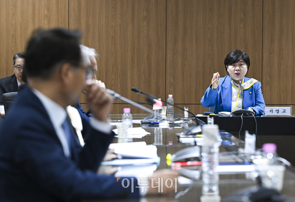 ▲서영교 위원장이 23일 서울 종로구 감사원에서 열린 윤석열 정치검찰 조작기소 의혹 사건 진상규명 국정조사특별위원회 현장조사에서 현황 보고를 받은 뒤 발언하고 있다. 국회사진기자단