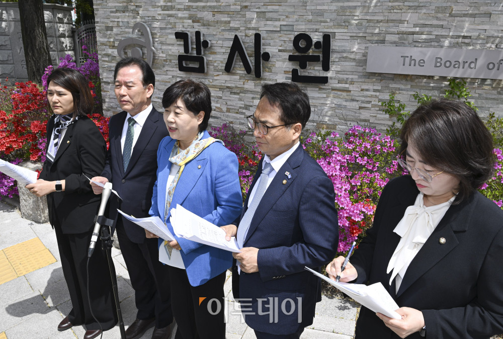 ▲서영교 위원장 등 위원들이 23일 서울 종로구 감사원에서 열린 윤석열 정치검찰 조작기소 의혹 사건 진상규명 국정조사특별위원회 현장조사를 마치고 기자회견을 하고 있다. 왼쪽부터 진보당 손솔 의원, 더불어민주당 정태호 의원, 서 위원장, 박선원 의원, 이주희 의원. 국회사진기자단