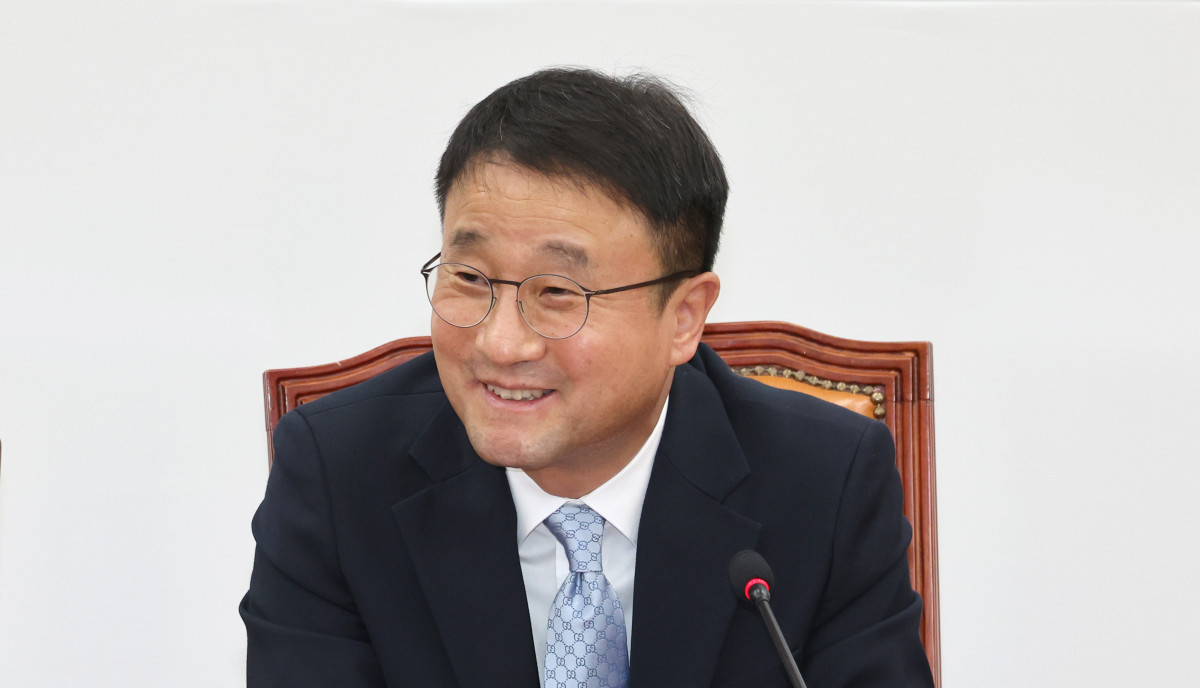 ▲한병도 더불어민주당 원내대표가 21일 오후 서울 여의도 국회에서 원내대표 연임을 위한 사퇴 기자회견을 하고 있다. (사진=뉴시스)