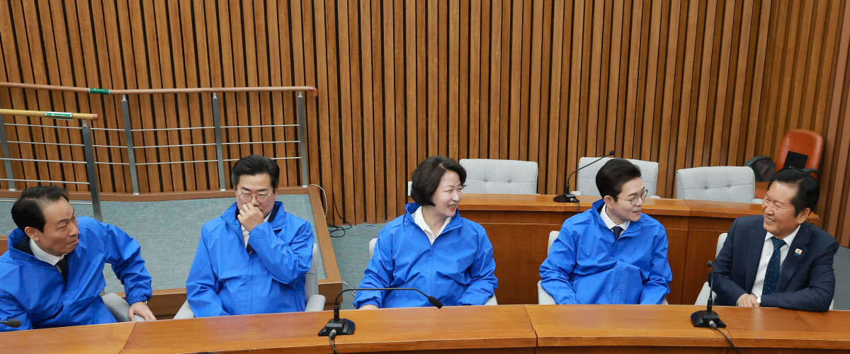 ▲더불어민주당 정청래 대표(오른쪽)가 23일 국회에서 열린 민주당 광역단체장 후보 연석회의에 참석해 후보들과 대화하고 있다. 오른쪽부터 정 대표, 정원오 서울시장 후보, 추미애 경기도지사 후보, 박찬대 인천시장 후보, 우상호 강원도지사 후보. (사진=연합뉴스)