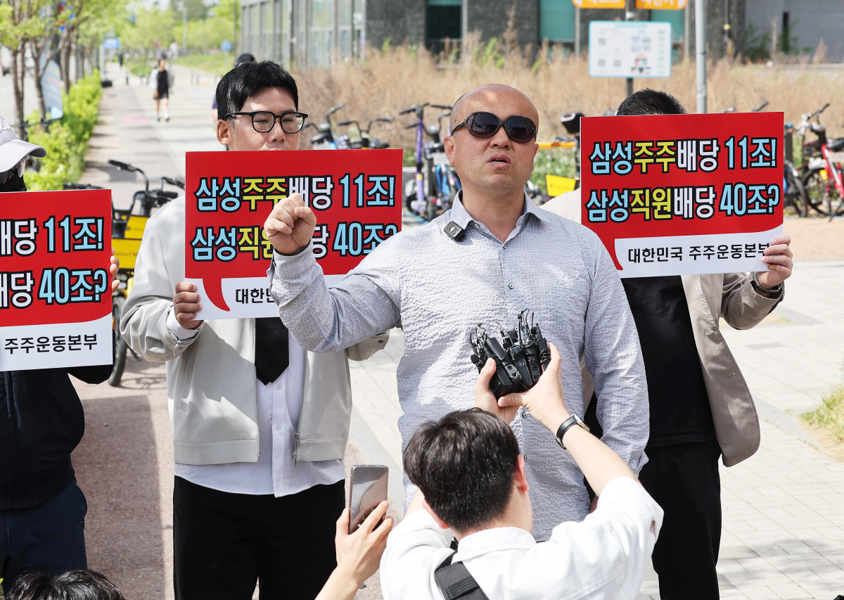 ▲23일 삼성전자 노동조합 공동투쟁본부 투쟁 결의대회가 열리는 경기도 평택시 삼성전자 평택캠퍼스 인근에서 노조의 집회에 반대하는 대한민국 주주운동본부 관계자들이 결의문을 읽고 있다. (연합뉴스)