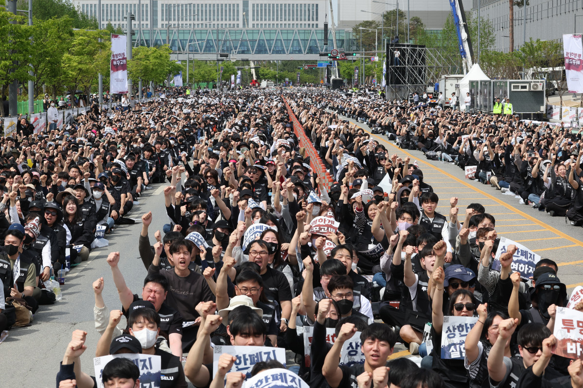 ▲23일 경기 평택시 삼성전자 평택캠퍼스 앞에서 열린 삼성전자 노동조합 공동투쟁본부의 '투명하게 바꾸고, 상한폐지 실현하자-4/23 투쟁 결의대회'에서 조합원들이 구호를 외치고 있다. (연합뉴스)