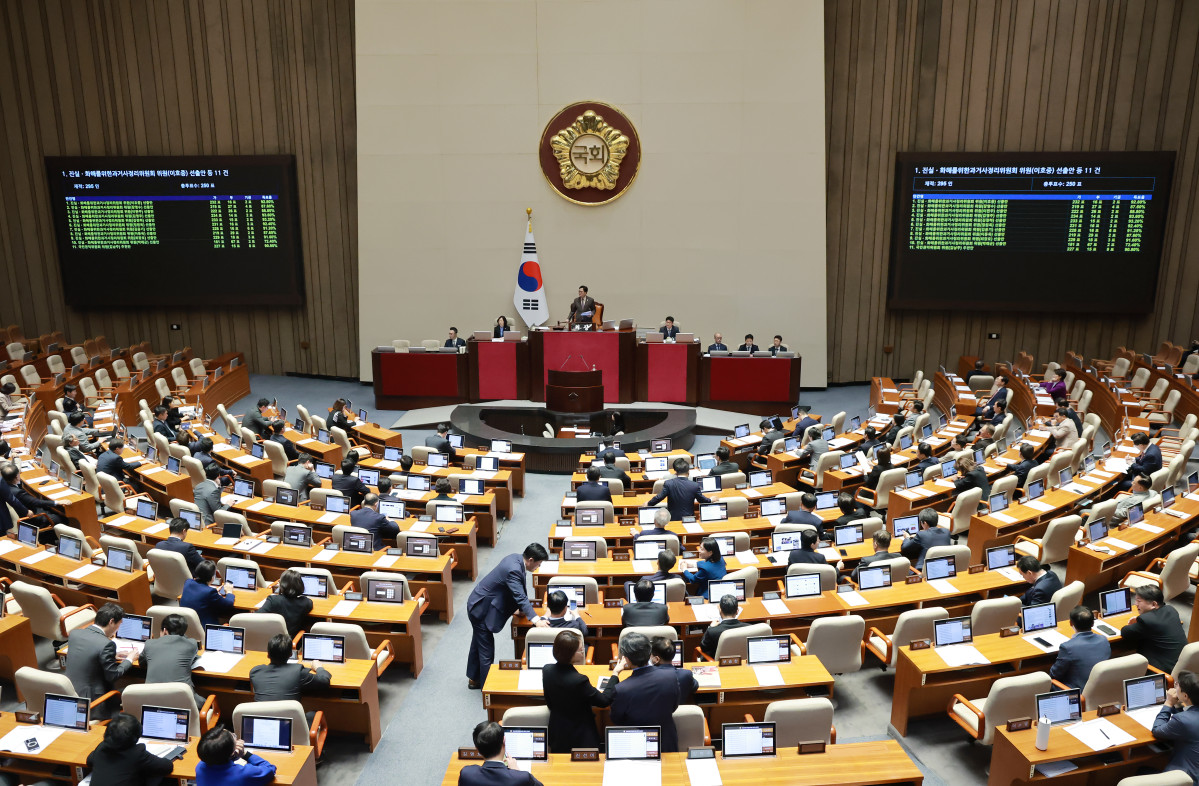 ▲23일 국회에서 열린 4월 임시국회 7차 본회의에서 진실ㆍ화해를위한과거사정리위원회 위원 선출안 등이 통과되고 있다. (연합뉴스)