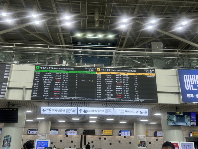 ▲국제선 카운터 앞 전광판. 다양한 국제 노선이 표시돼 있다. (천상우 1000tkddn@)