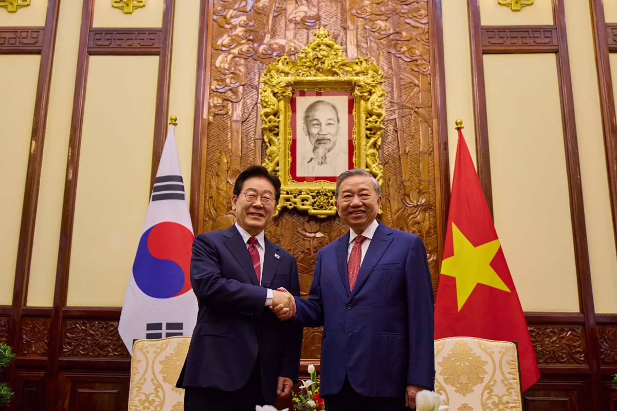 ▲<YONHAP PHOTO-4268> 한-베트남 소인수 정상회담    (하노이=연합뉴스) 김도훈 기자 = 이재명 대통령과 또 럼 베트남 공산당 서기장 겸 국가주석이 22일(현지시간) 하노이 주석궁에서 소인수 정상회담에 앞서 기념촬영을 하고 있다. 2026.4.23 [공동취재 제공. 재판매 및 DB 금지]    superdoo82@yna.co.kr/2026-04-23 08:49:04/<저작권자 ⓒ 1980-2026 ㈜연합뉴스. 무단 전재 재배포 금지, AI 학습 및 활용 금지>