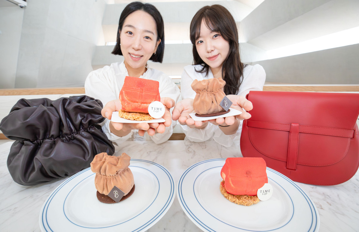 ▲23일 오전 서울시 강남구 대치동 '더한섬하우스 서울점' 4층 카페타임에서 직원들이 디저트를 소개하고 있다. (사진제공=한섬)