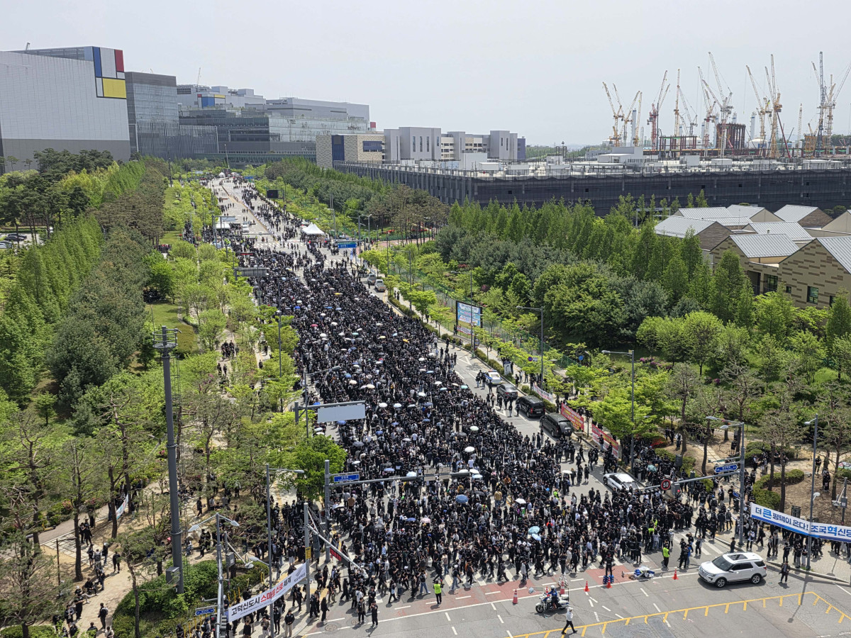 ▲23일 경기 평택시 삼성전자 평택캠퍼스 앞에서 삼성전자 노동조합 공동투쟁본부 조합원들이 투쟁결의대회에 참석하고 있다. 신태현 기자 holjjak@