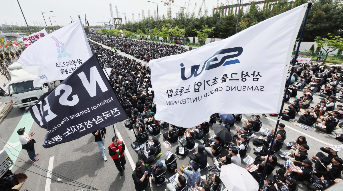 ▲23일 경기 평택시 삼성전자 평택캠퍼스 앞에서 삼성전자 노동조합 공동투쟁본부 조합원들이 투쟁결의대회를 갖고 있다. 신태현 기자 holjjak@