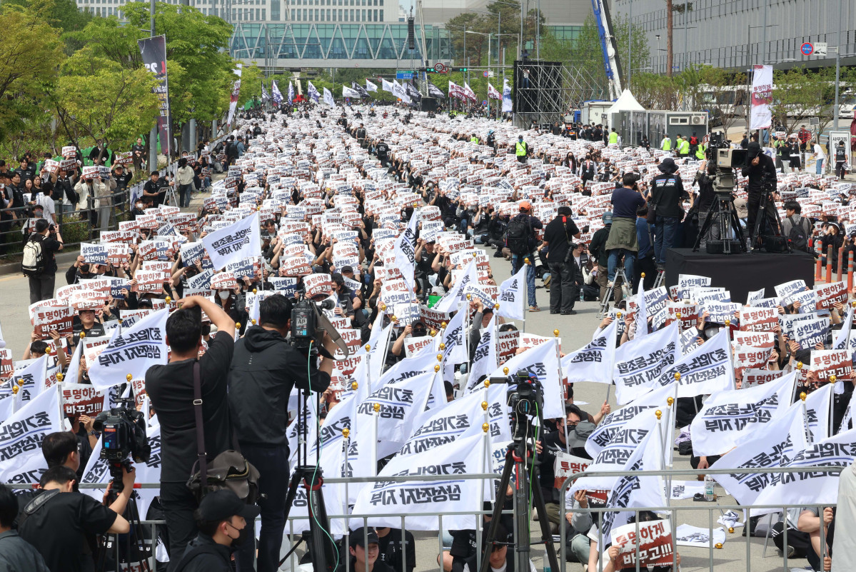 ▲23일 경기 평택시 삼성전자 평택캠퍼스 앞에서 삼성전자 노동조합 공동투쟁본부 조합원들이 투쟁결의대회를 갖고 있다. 신태현 기자 holjjak@