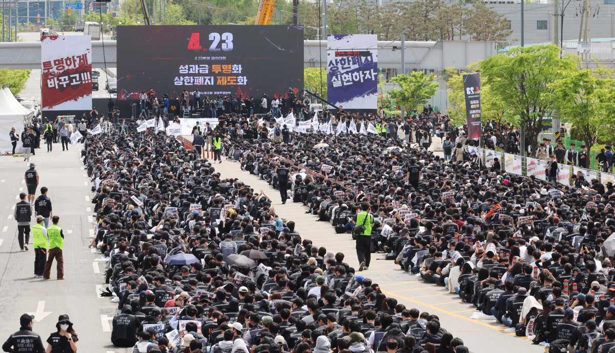 ▲23일 경기 평택시 삼성전자 평택캠퍼스 앞에서 삼성전자 노동조합 공동투쟁본부 조합원들이 투쟁결의대회를 갖고 있다. 신태현 기자 holjjak@
