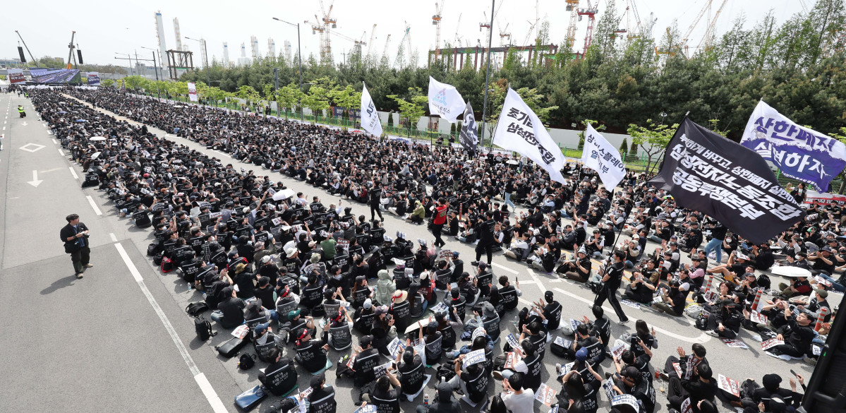 ▲23일 경기 평택시 삼성전자 평택캠퍼스 앞에서 삼성전자 노동조합 공동투쟁본부 조합원들이 투쟁결의대회를 갖고 있다. 신태현 기자 holjjak@