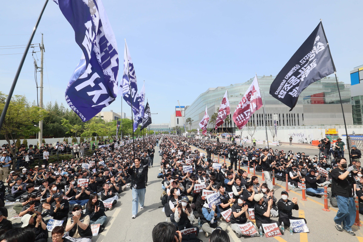 ▲23일 경기 평택시 삼성전자 평택캠퍼스 앞에서 삼성전자 노동조합 공동투쟁본부 조합원들이 투쟁결의대회를 갖고 있다. 신태현 기자 holjjak@