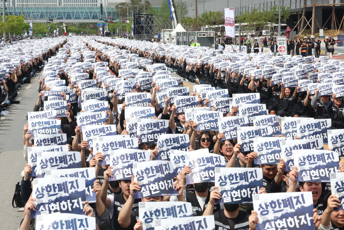 ▲23일 경기 평택시 삼성전자 평택캠퍼스 앞에서 삼성전자 노동조합 공동투쟁본부 조합원들이 투쟁결의대회를 갖고 있다. 신태현 기자 holjjak@