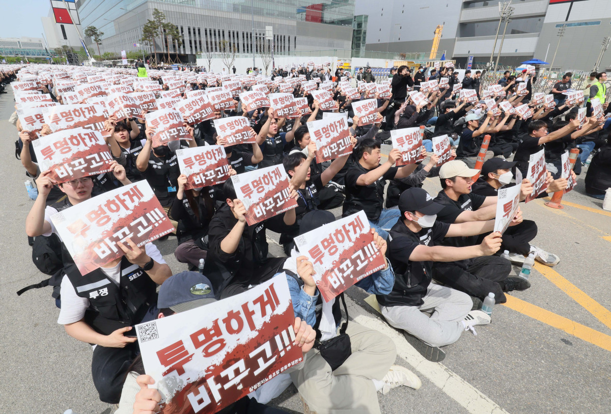 ▲23일 경기 평택시 삼성전자 평택캠퍼스 앞에서 삼성전자 노동조합 공동투쟁본부 조합원들이 투쟁결의대회를 갖고 있다. 신태현 기자 holjjak@