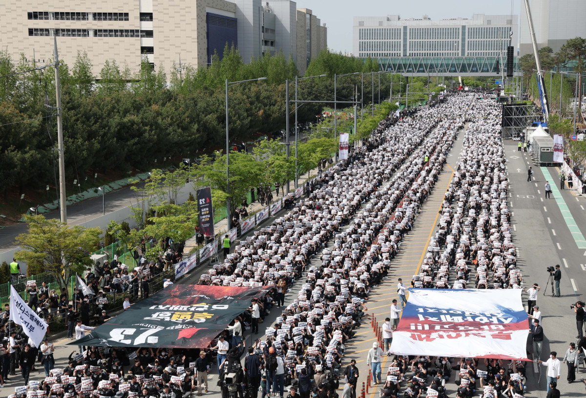▲23일 경기 평택시 삼성전자 평택캠퍼스 앞에서 삼성전자 노동조합 공동투쟁본부 조합원들이 투쟁결의대회를 갖고 있다. 신태현 기자 holjjak@