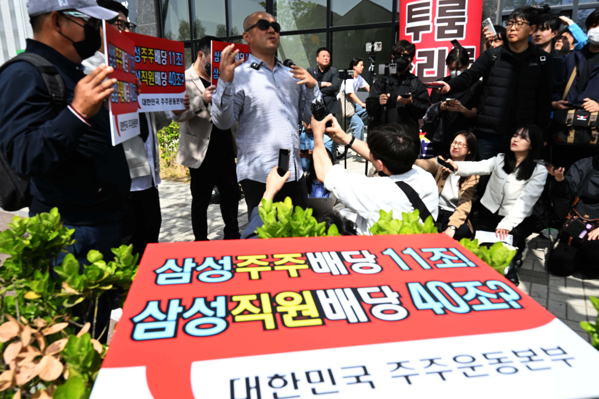 ▲23일 경기 평택시 삼성전자 평택캠퍼스 인근에서 대한민국 주주운동본부 소속 일부 회원들이 이날 집회를 앞둔 삼성전자 노동조합의 성과급 요구가 과다하다며 반대집회를 갖고 있다. 신태현 기자 holjjak@