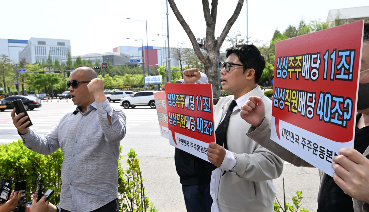 ▲23일 경기 평택시 삼성전자 평택캠퍼스 인근에서 대한민국 주주운동본부 소속 일부 회원들이 이날 집회를 앞둔 삼성전자 노동조합의 성과급 요구가 과다하다며 반대집회를 갖고 있다. 신태현 기자 holjjak@
