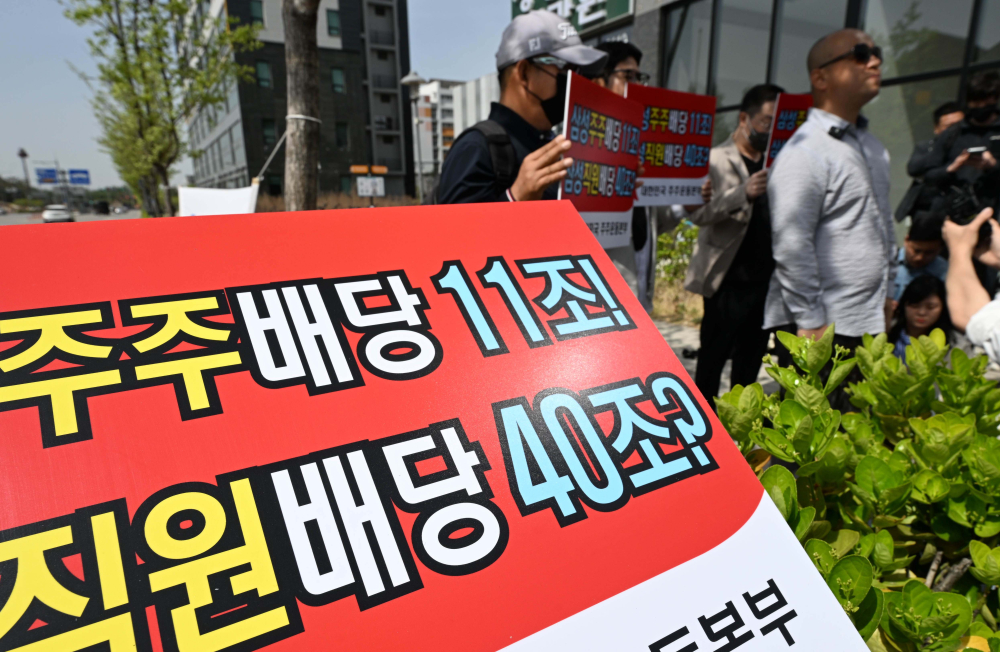 ▲23일 경기 평택시 삼성전자 평택캠퍼스 인근에서 대한민국 주주운동본부 소속 일부 회원들이 이날 집회를 앞둔 삼성전자 노동조합의 성과급 요구가 과다하다며 반대집회를 갖고 있다. 신태현 기자 holjjak@ (이투데이DB)