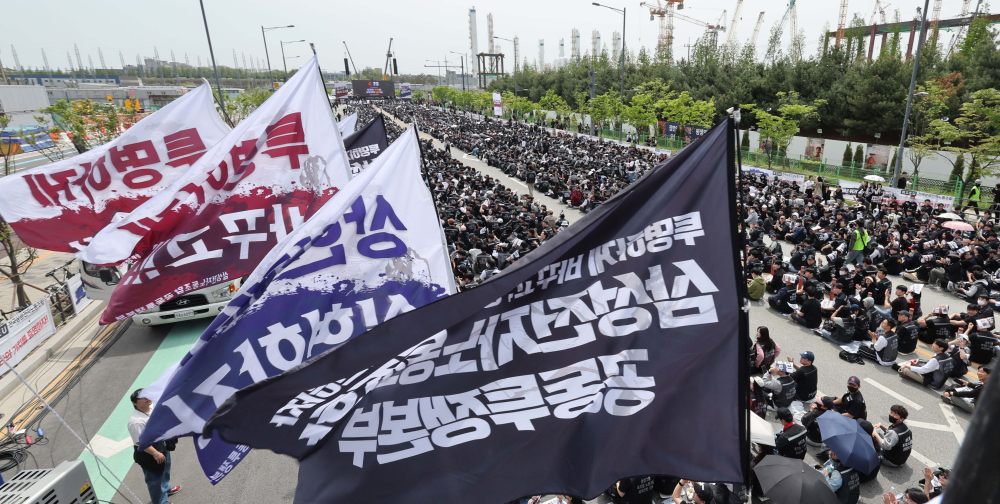 ▲23일 경기 평택시 삼성전자 평택캠퍼스 앞에서 삼성전자 노동조합 공동투쟁본부 조합원들이 투쟁결의대회를 갖고 있다. (신태현 기자 holjjak@)