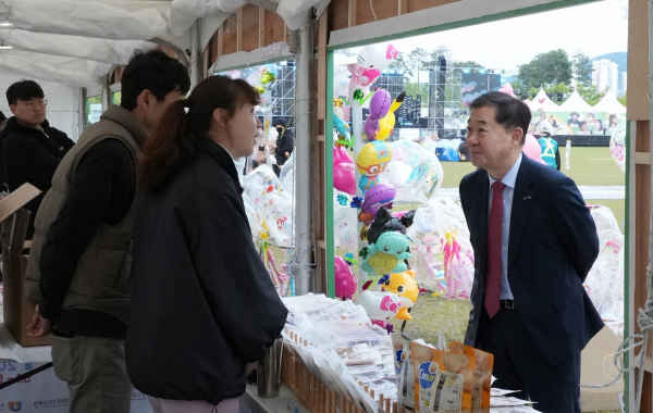 ▲이태식 한국중소벤처기업유통원 대표이사가 지난해 5월 열린 동행축제 현장에서 소상공인과 소통하고 있다. (사진제공=한국중소벤처기업유통원)