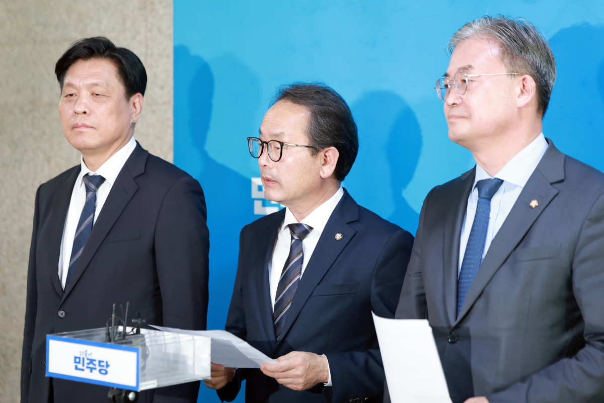 ▲더불어민주당 강준현 수석대변인이 23일 국회에서 전략공천관리위원회 회의 결과를 발표하고 있다. 사진=연합뉴스