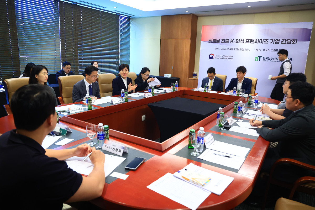 ▲송미령 농림축산식품부 장관이 22일 베트남 현지에서 베트남에 진출한 주요 K-외식 프랜차이즈 롯데리아, 두끼, 본촌, 금복주류, 목구멍 등 5개사와 간담회를 열고 물류 부담 완화와 현지 규제 정보 제공 등 현장 애로 해소 방안에 대해 설명하고 있다. (사진제공=농림축산식품부)