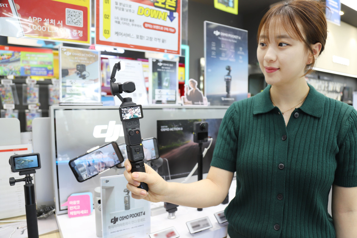 ▲롯데하이마트가 전국 주요 오프라인 매장과 온라인쇼핑몰에서 ‘DJI 오즈모 포켓 4(Osmo Pocket 4)’를 판매한다. ‘오즈모 포켓’ 시리즈는 초경량 크기의 바디에 짐벌 기반 영상 안정화 기능을 적용한 촬영 디바이스로, 일상 기록부터 야외 촬영까지 다양한 환경에서 활용할 수 있는 것이 특징이다. (사진제공=롯데하이마트)