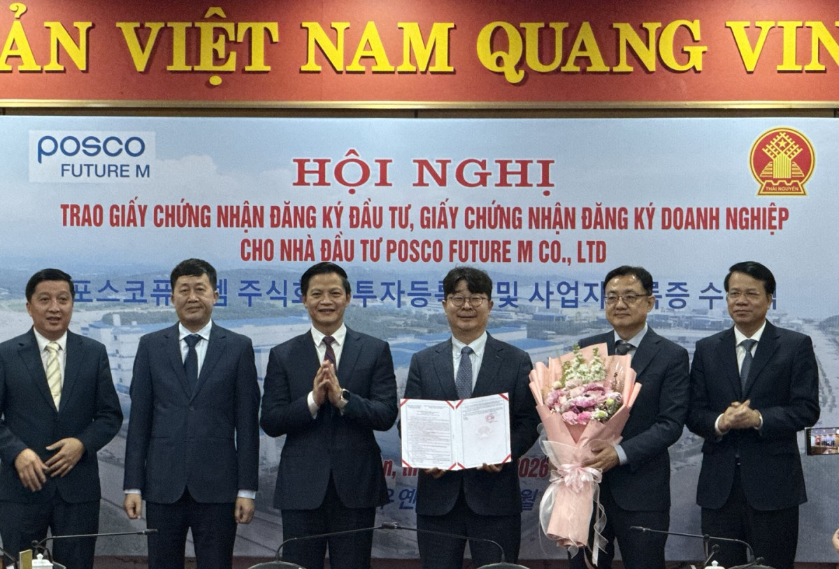 ▲포스코퓨처엠과 타이응웬성은 지난 21일 타이응웬성 인민위원회에서 베트남 인조흑연 음극재 사업 투자등록증(IRC)을 전달하는 사전 행사를 진행했다. 사진 왼쪽 3번째부터 브엉 꾸억 뚜언 타이응웬성 인민위원장, 엄기천 포스코퓨처엠 사장. (포스코퓨처엠)