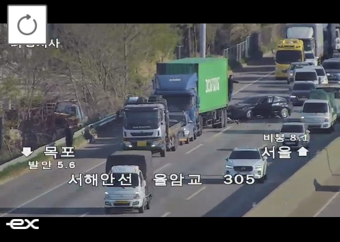▲[속보] 서해안고속도로 팔탄분기점 인근 4중 추돌 사고 발생 (출처=로드플러스 캡처)