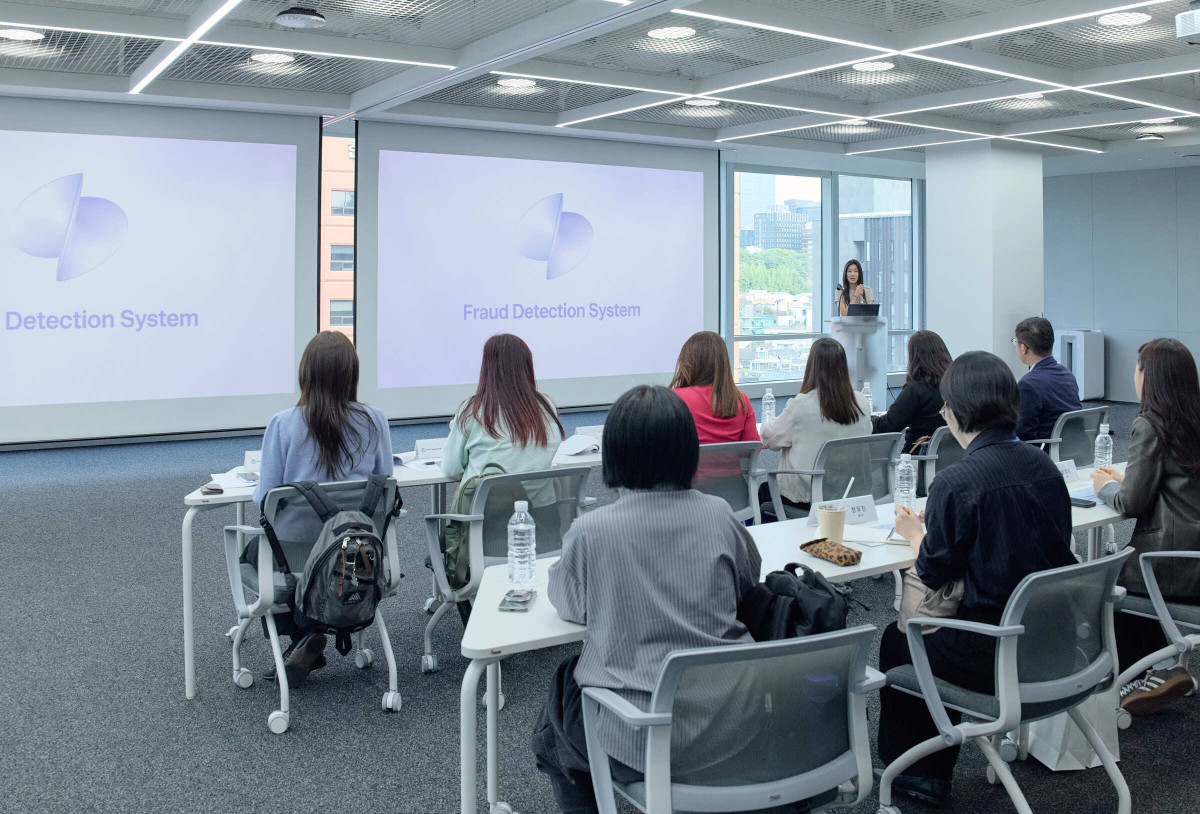 ▲토스IR팀이 지난 22일 서울 서초동 토스 신논현 오피스에서 필리핀 중앙은행과 세계은행 관계자들을 상대로 토스의 주요 서비스 구조 및 운영 방식에 대해 설명하고 있다. (사진제공=토스)