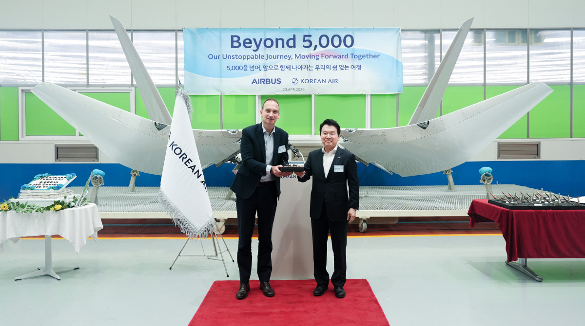 ▲대한항공은 에어버스 A320 시리즈 항공기의 핵심 날개부품인 ‘샤크렛(Sharklet)’ 납품량이 누적 5000대를 기록했다고 24일 밝혔다. 사진은 23일 오후 부산 강서구 대한항공 테크센터에서 열린 ‘A320 샤크렛 5,000호기 납품 기념식’에서 유종석 대한항공 안전보건 총괄 겸 오퍼레이션 부문 부사장(오른쪽)과 브누아 슐츠(Benoit Schultz) 에어버스 최고 조달 책임자(왼쪽)가 기념사진을 촬영하는 모습. (사진=대한항공)