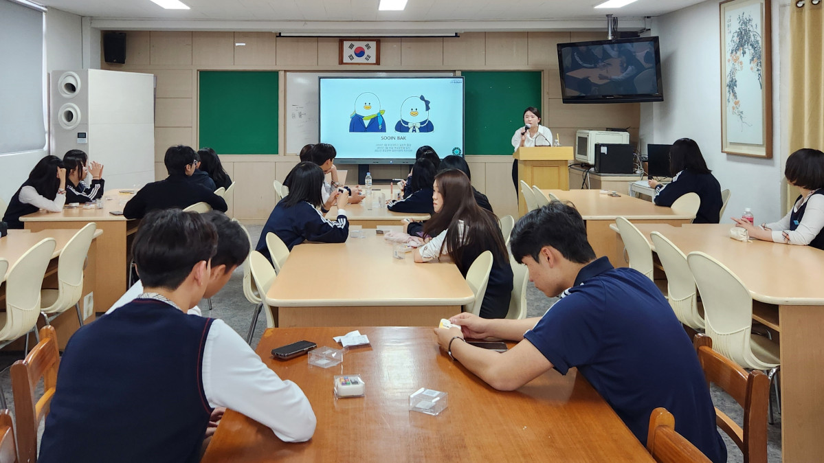 ▲지난 23일 에어부산 현직자가 부산 해운대구 해운대관광고등학교를 방문해 직무 교육을 진행하고 있다. (사진=에어부산)