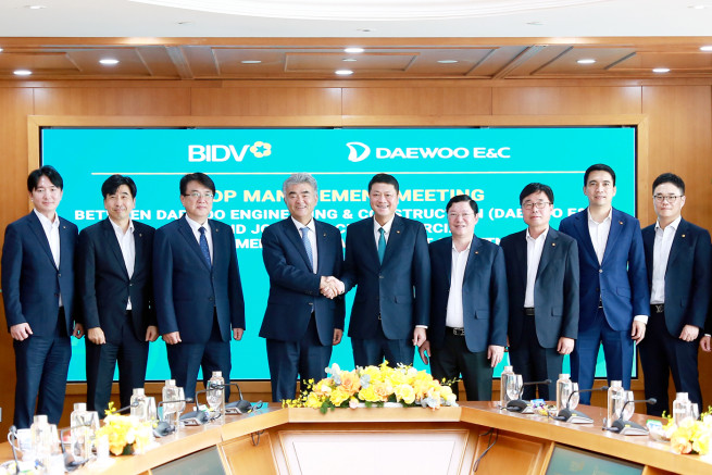 ▲(왼쪽 네 번째 부터) 정원주 대우건설 회장과 레 응옥람 BIDV 은행장이 22일 베트남투자개발은행 본사에서 면담 후 기념 촬영을 하고 있다. (사진제공=대우건설)