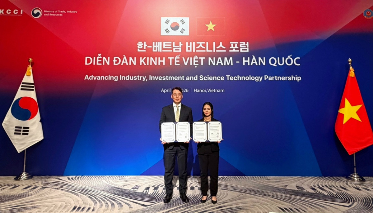 ▲신범준 바이셀스탠다드 대표(왼쪽)와 쩐 민 주이(Tran Minh Duy) 부사장이 한국-베트남 토큰증권 협력을 위한 업무협약을 체결하고 기념촬영을 하고 있다. (출처=바이셀스탠다드)