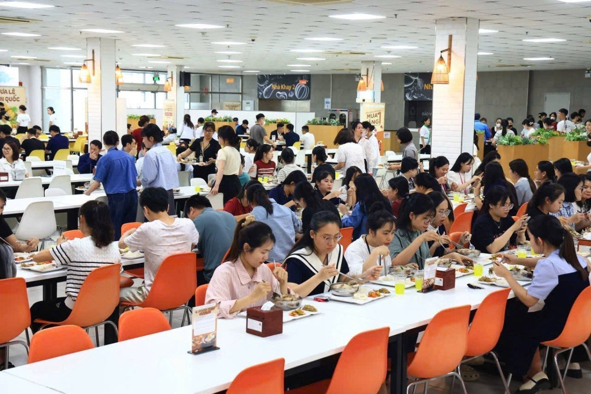 ▲아워홈이 한화비전 구내식당 현지 근로자들에게 삼계탕을 제공했다. (사진제공=농림축산식품부)