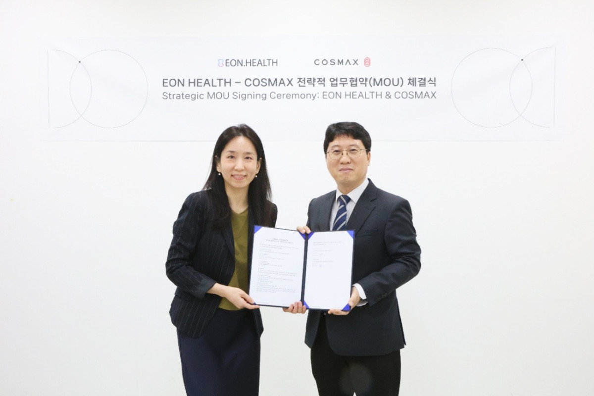 ▲22일 경기 성남시 코스맥스 R&I센터에서 정기연 이온헬스 대표(왼쪽)와 박천호 코스맥스비티아이 R&I유닛 연구원장이 기념촬영을 하고 있다. (사진제공=코스맥스)