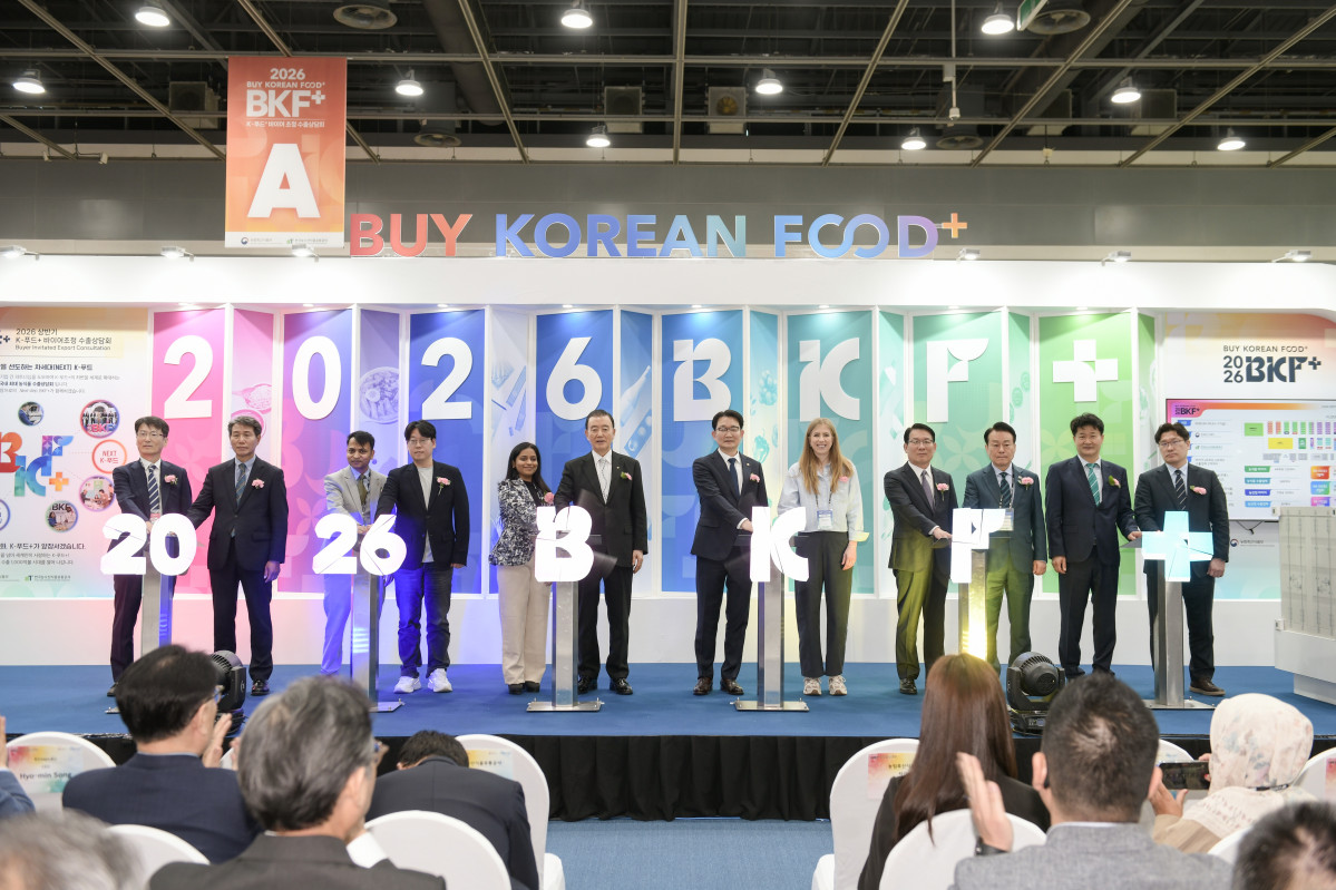 ▲김종구 농림축산식품부 차관(왼쪽에서 일곱 번쨰)이 15일 서울 양재동 aT센터에서 열린 ‘케이-푸드 플러스(K-Food+) 바이어 초청 수출상담회’에 참석해 개막식 세레모니를 하고 있다. (사진제공=농림축산식품부)